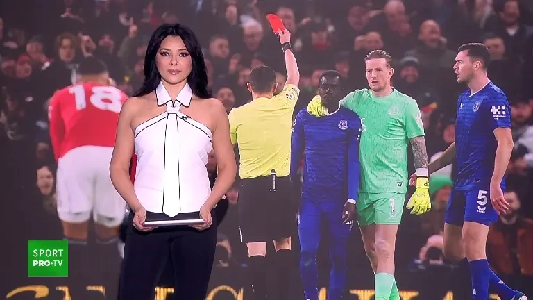 Scenă ireală &icirc;n Premier League! Un fotbalist a fost eliminat după ce și-a lovit un coechipier