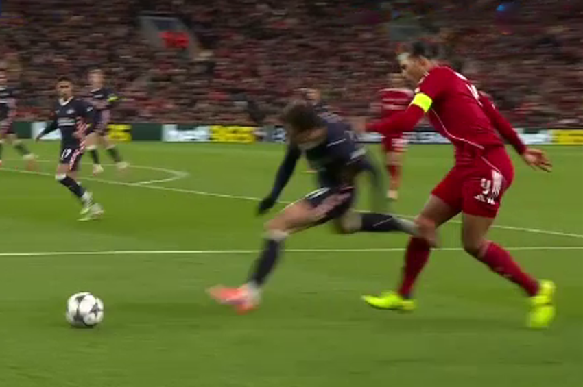 Virgil Van Dijk a dat de păm&acirc;nt cu Dennis Man și arbitrul a fluierat. Reacția olandezului, nemaivăzută