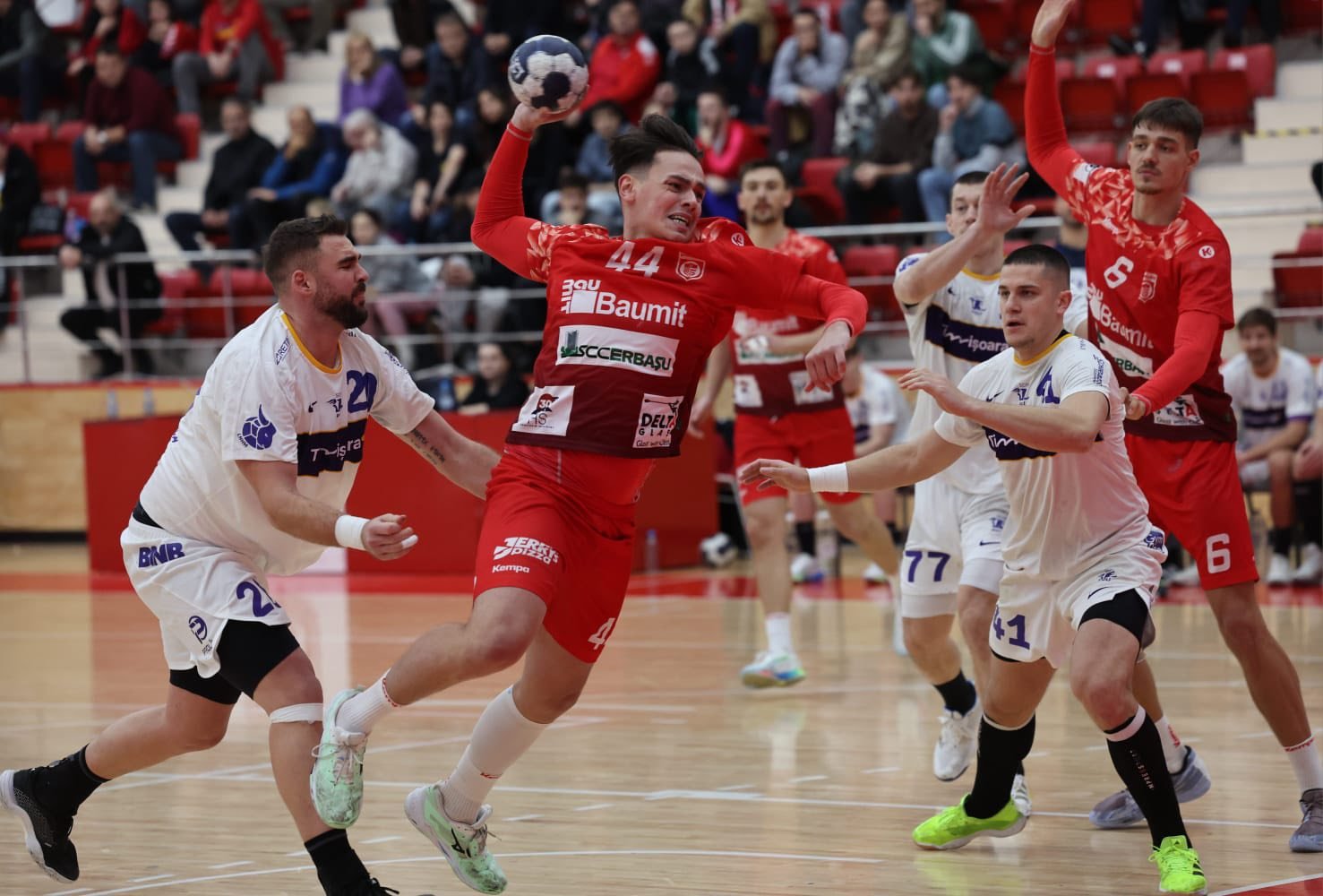 Gata, s-au trezit &rdquo;dulăii&rdquo;! Dinamo bate echipa selecționerului și urcă pe locul 1