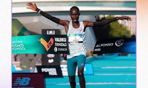 Kenyanul John Korir a scris istorie la maratonul de la Valencia, &icirc;n direct pe VOYO. Cum s-a descurcat rom&acirc;nul Nicolae Soare