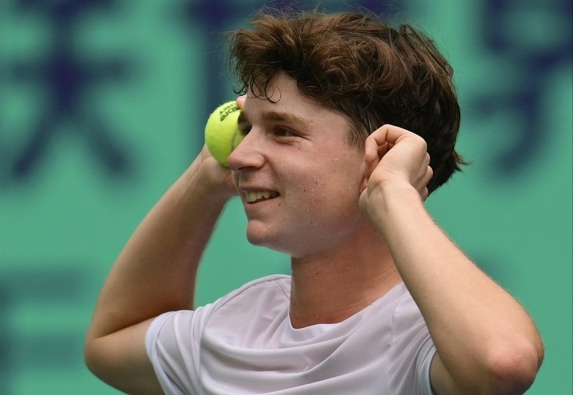 Cel mai promițător t&acirc;năr jucător de tenis rom&acirc;n, numărul 5 &icirc;n lume, va concura pentru o altă țară!