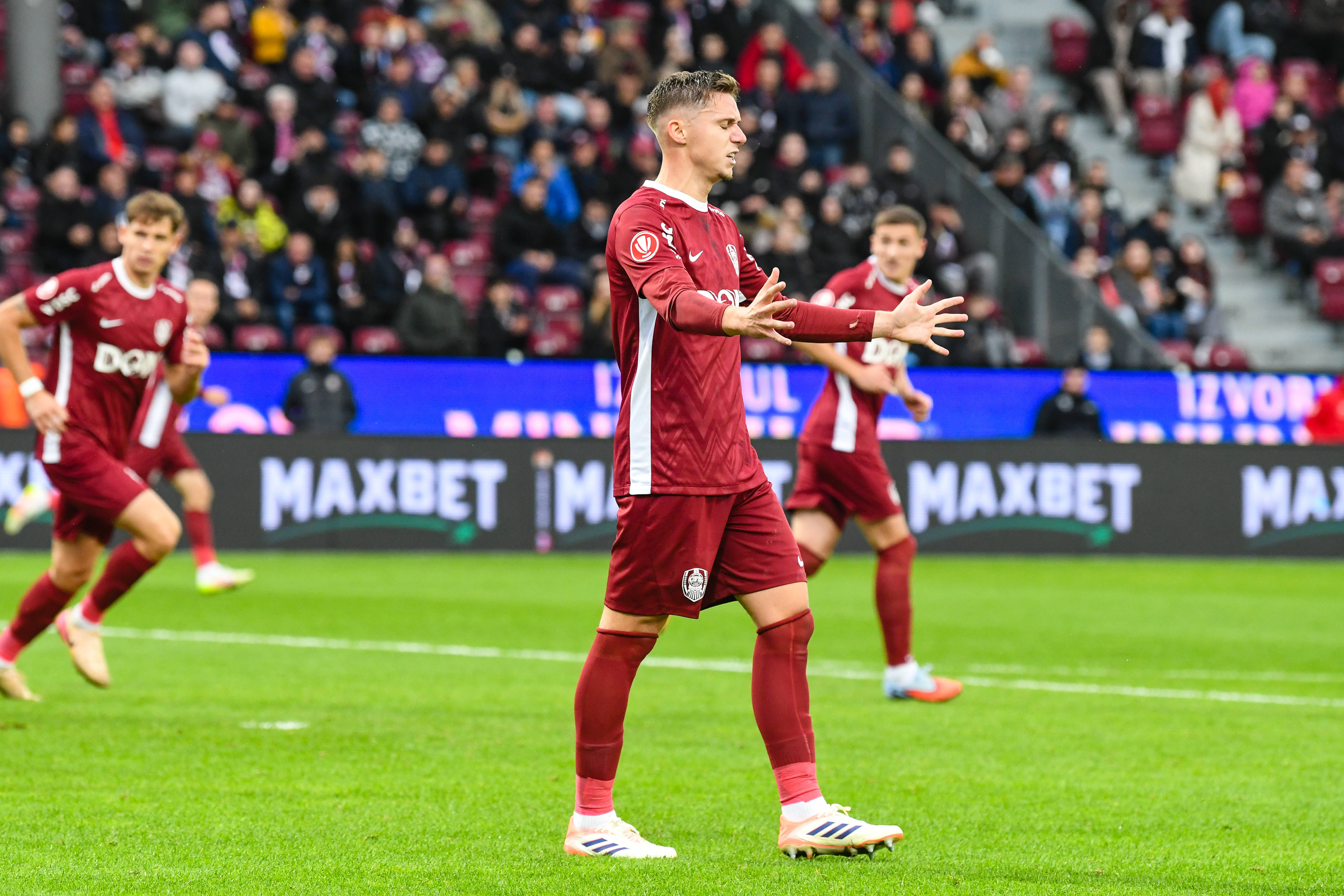 Universitatea Craiova - CFR Cluj ACUM! Și accidentat, Louis Munteanu &icirc;nscrie, iar oltenii ratează ocazii URIAȘE