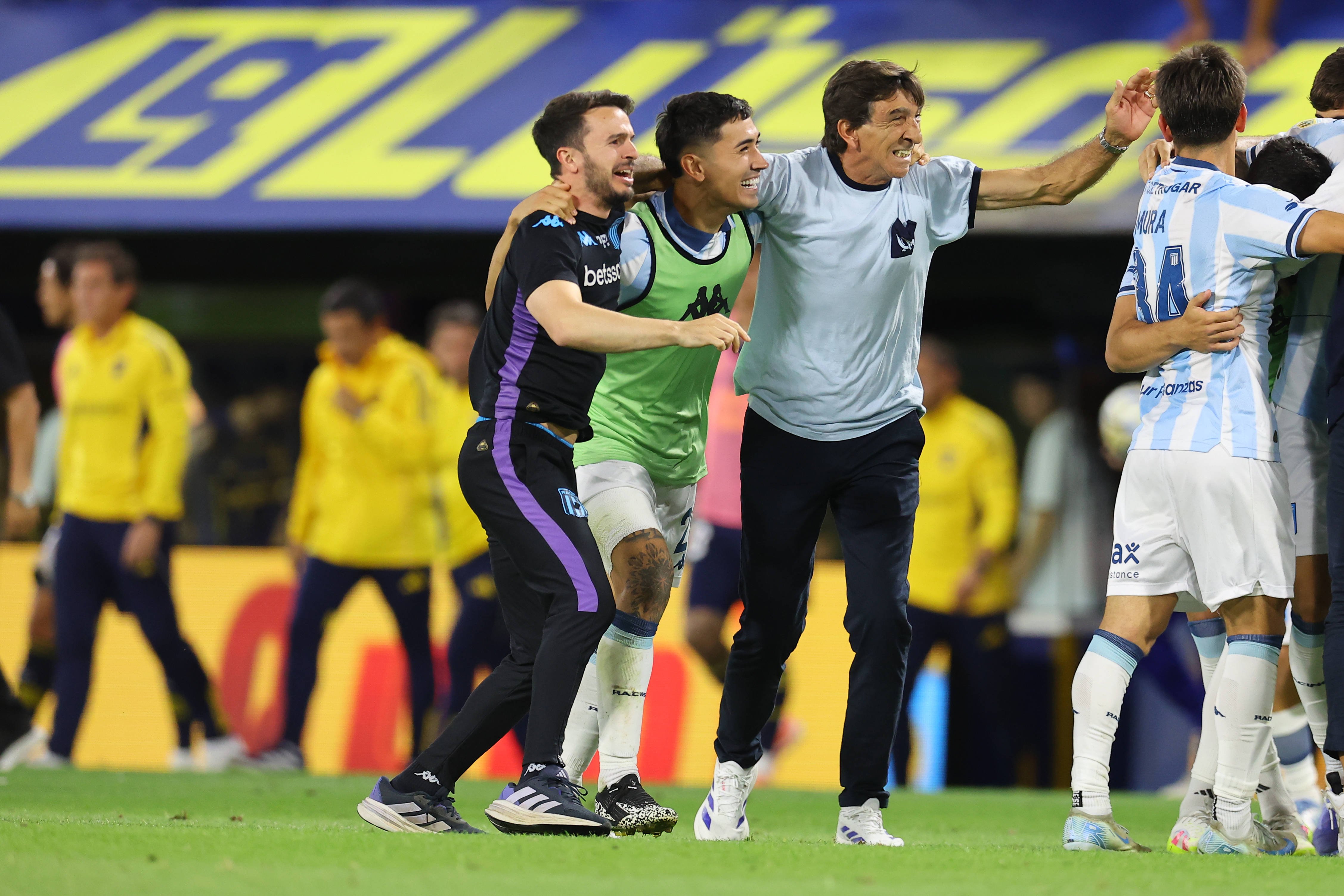 Echipa antrenată de un tată și cei doi fii a eliminat-o pe Boca Juniors chiar pe &rdquo;Bombonera&rdquo; și va juca finala pentru titlu &icirc;n Argentina!