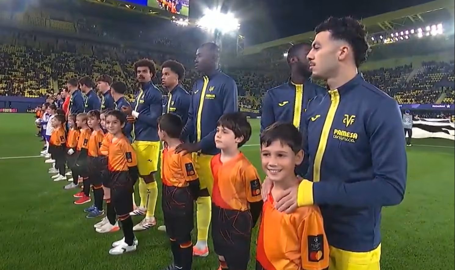 Gafă de proporții &icirc;n Champions League: tot stadionul a &icirc;nceput să fluiere, iar jucătorii nu au &icirc;nțeles nimic