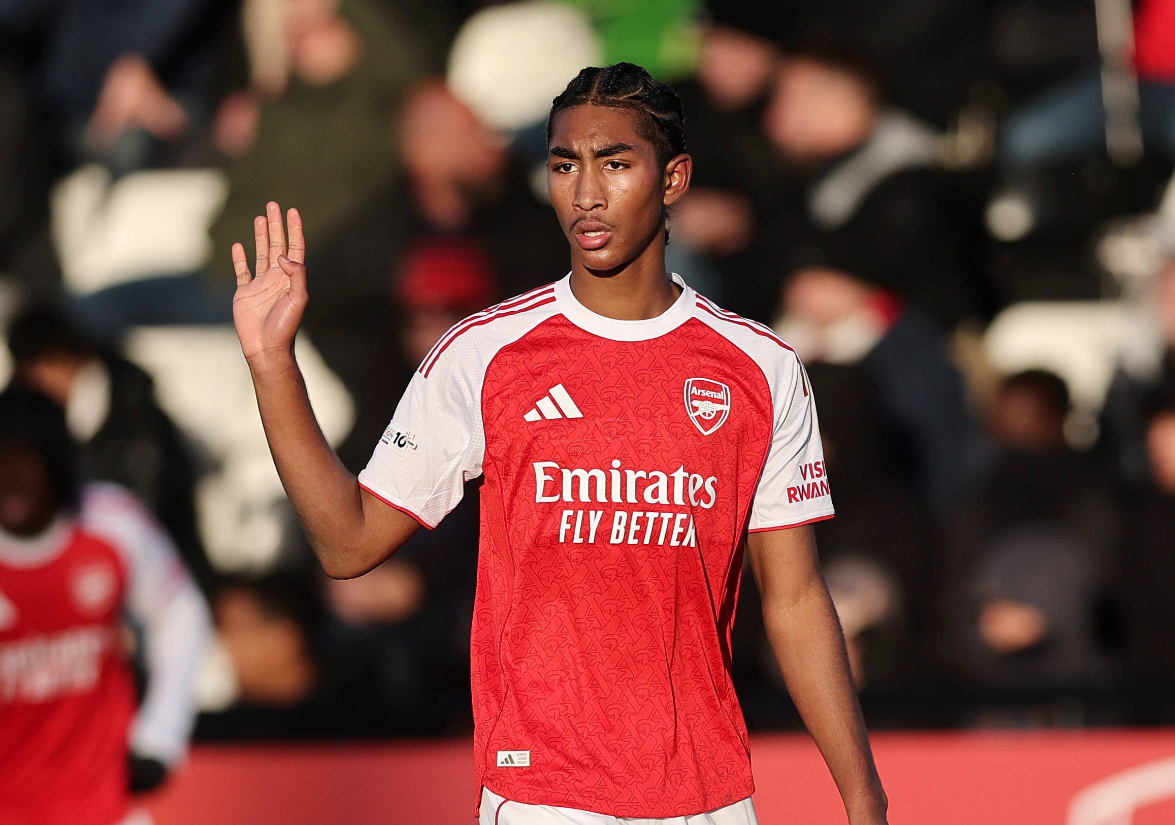 Cine e fundașul central de 16 ani care a debutat la Arsenal chiar &icirc;n Champions League