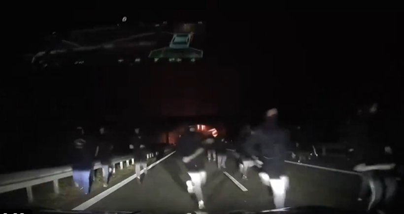 Imagine incredibilă! Huliganii au atacat cu bastoane fanii pe autostradă