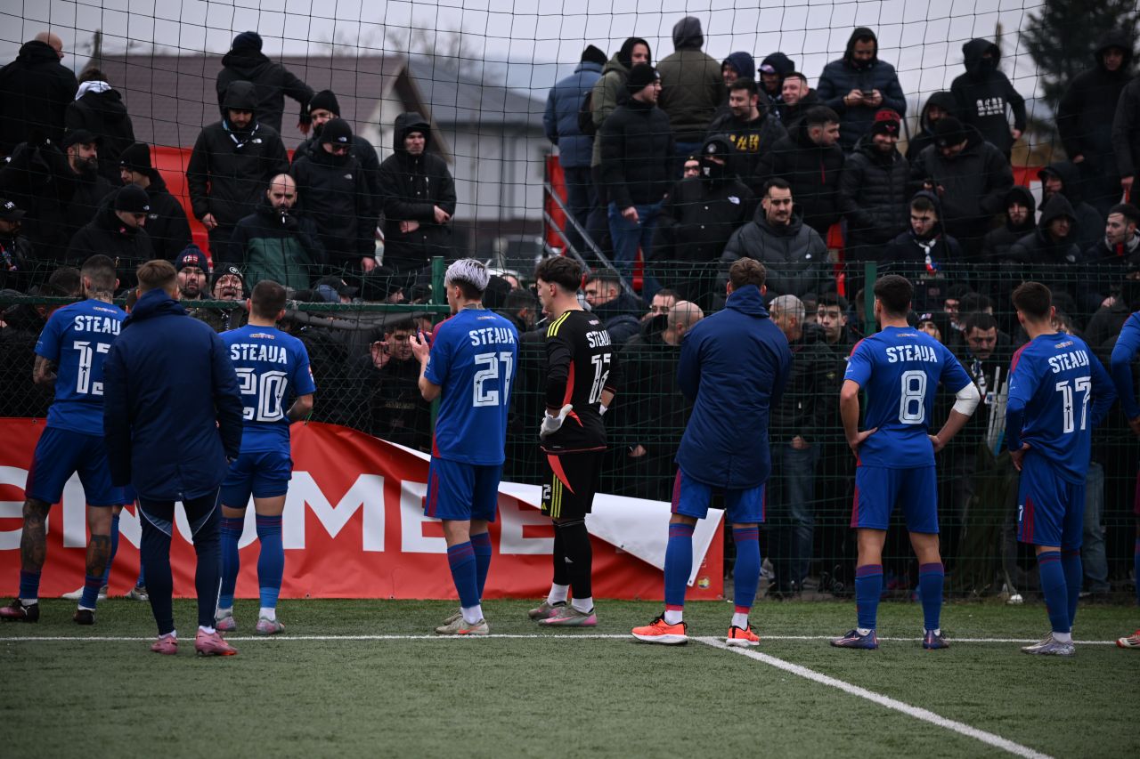Jucători Steaua București în acțiune pe terenul din Ghencea în meciul din Liga 2, după rezultatele meciurilor recente | sursa foto: Sport.ro Jucători Steaua București în acțiune pe terenul din Ghencea în meciul din Liga 2, după rezultatele meciurilor recente | sursa foto: Sport.ro