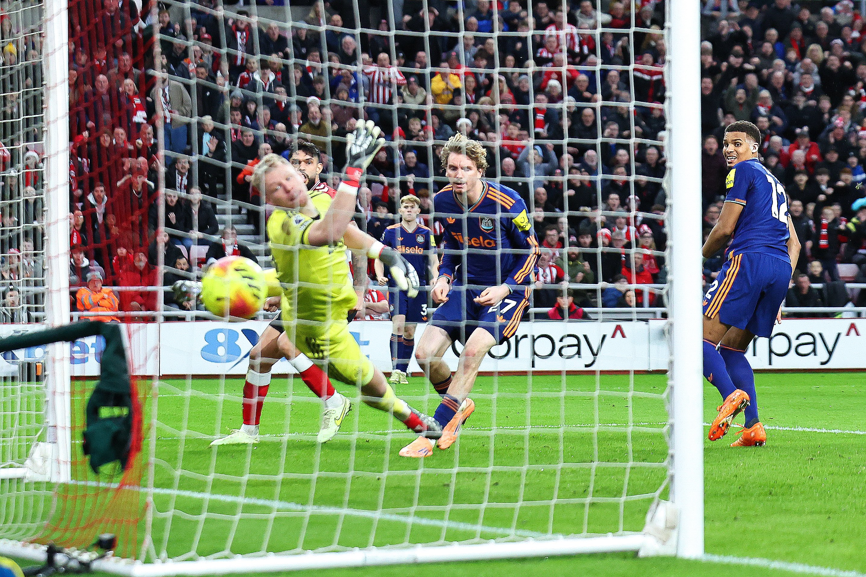 Autogol de zile mari &icirc;n Premier League! Jucătorul și-a pus m&acirc;inile &icirc;n cap c&acirc;nd a văzut ce a făcut