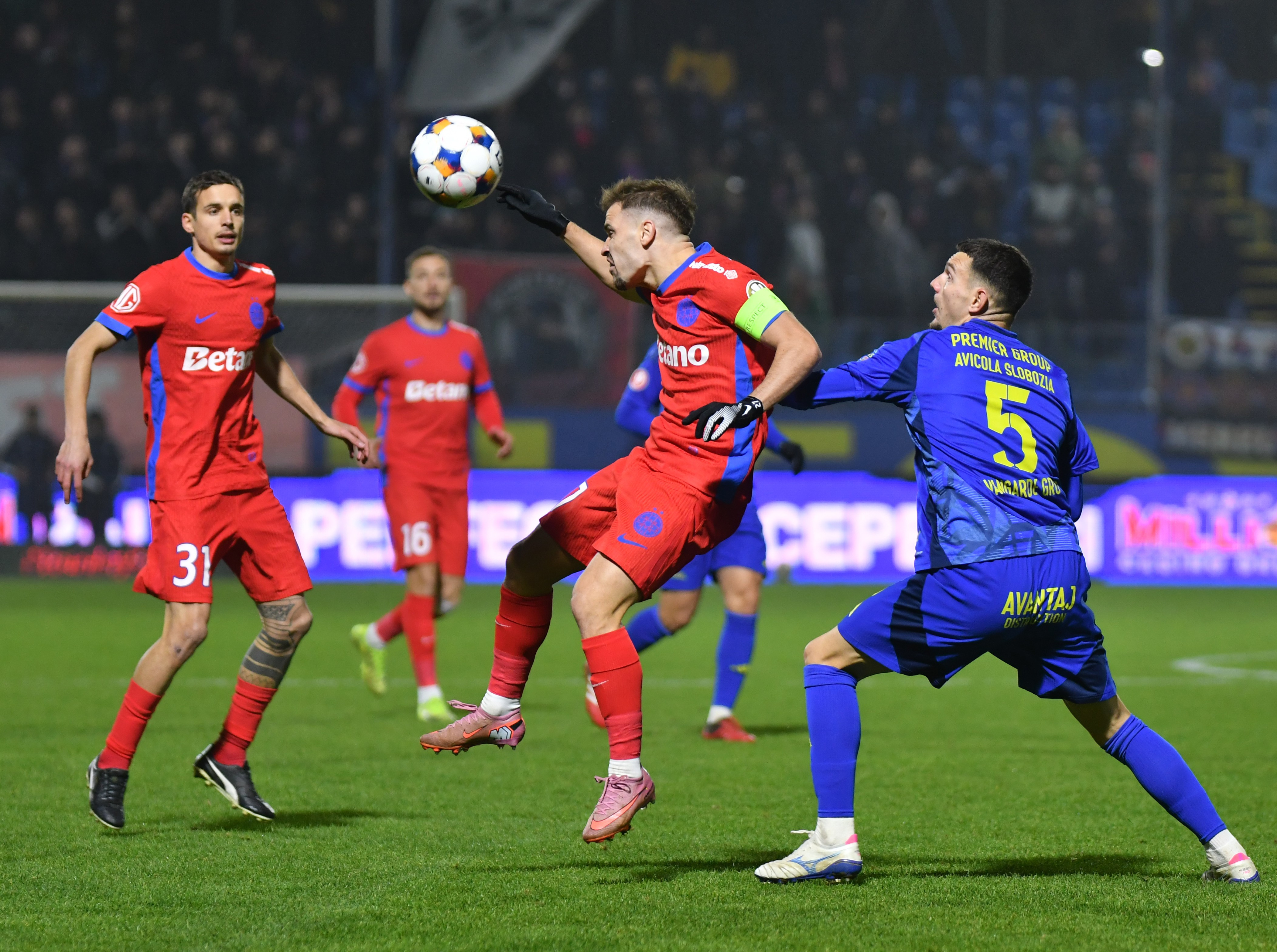 Unirea Slobozia - FCSB, ACUM pe Sport.ro! Cartonaș roșu după o analiză VAR &icirc;ndelungată