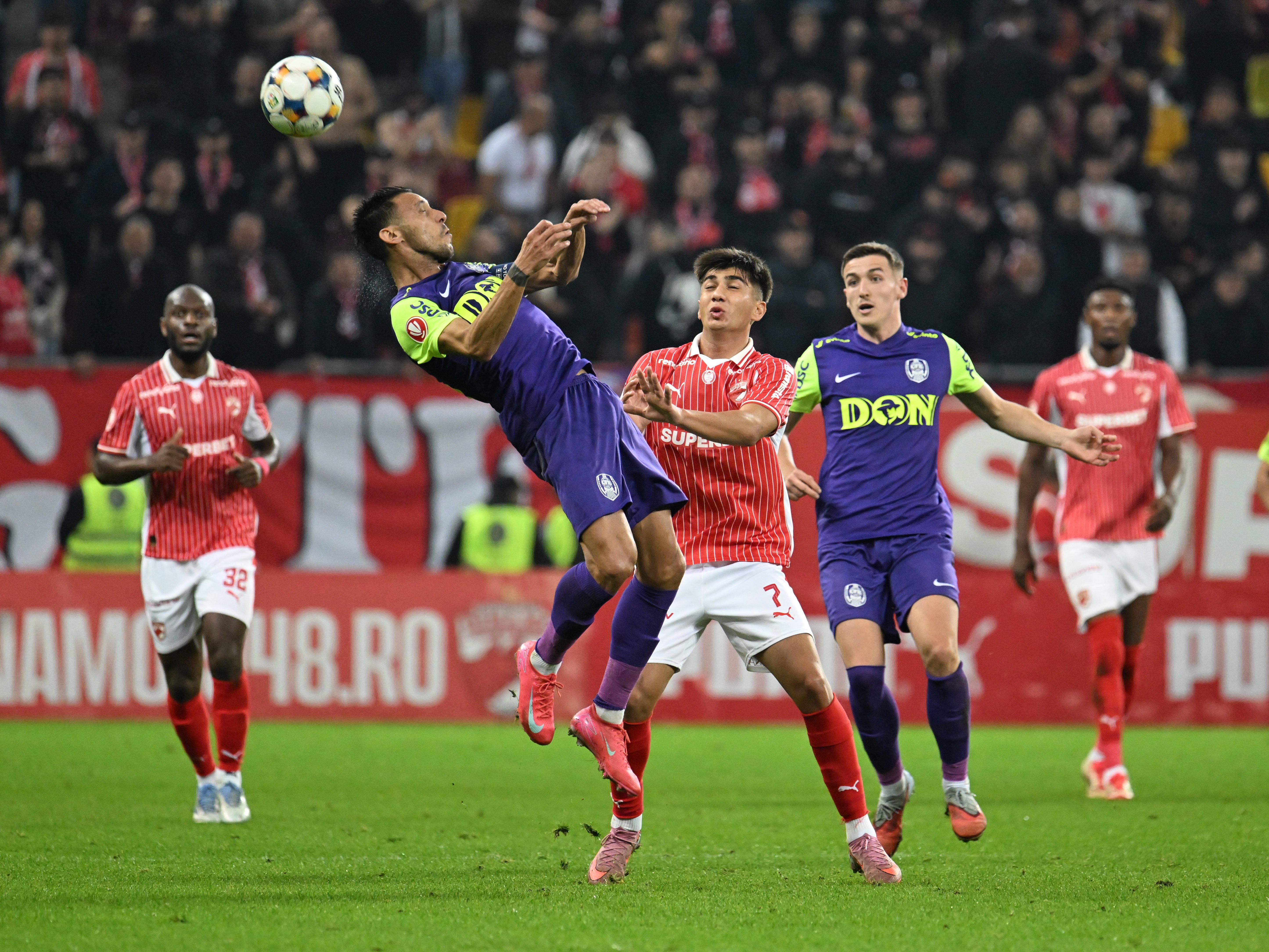 Transfer de 1,5 milioane de euro! Fotbalistul a plecat deja de la echipă și semnează