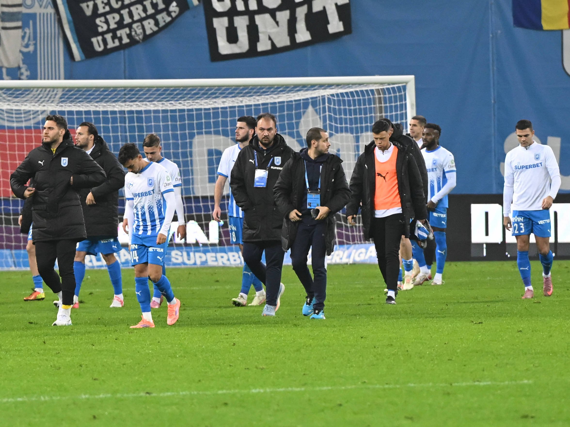 Decizie radicală pentru doi jucători de la Universitatea Craiova după dezastrul din Conference League