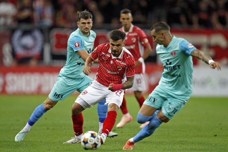 UTA Arad - Dinamo, de la 20:00. &rdquo;C&acirc;inii&rdquo; joacă pentru primul loc &icirc;n Superligă!