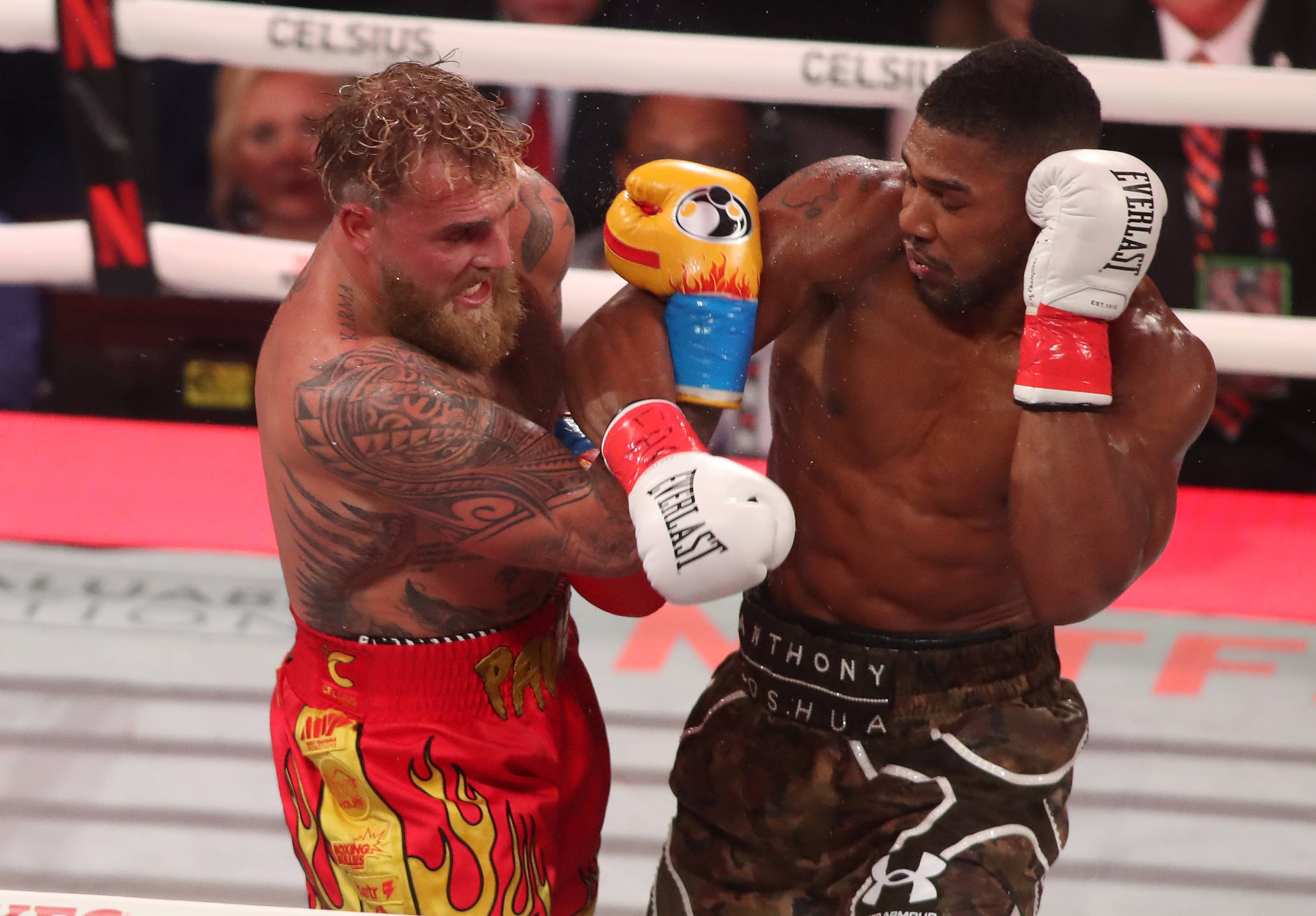 &bdquo;Fanii nu au plătit să vadă prostia asta!&rdquo; Momentul care a declanșat KO-ul lui Joshua &icirc;n fața lui Jake Paul