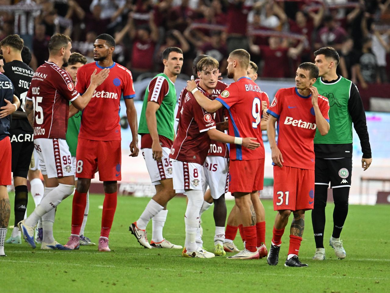 Jucători FCSB și Rapid în duel pe teren în timpul derby-ului Superliga fotbal România, cu tribune pline de suporteri entuziaști. | sursa foto: Sport.ro Jucători FCSB și Rapid în duel pe teren în timpul derby-ului Superliga fotbal România, cu tribune pline de suporteri entuziaști. | sursa foto: Sport.ro