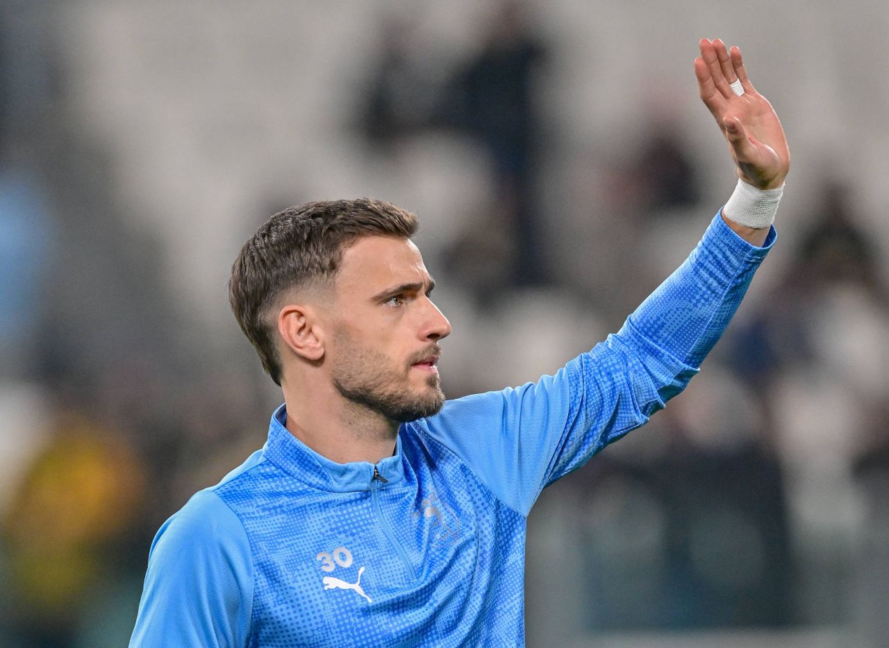 Jucători de la Pafos FC și APOEL Nicosia pe teren acoperit de ploaie și vânt puternic, derby români fotbal anulat din cauza condițiilor meteo extreme | sursa foto: Sport.ro Jucători de la Pafos FC și APOEL Nicosia pe teren acoperit de ploaie și vânt puternic, derby români fotbal anulat din cauza condițiilor meteo extreme | sursa foto: Sport.ro