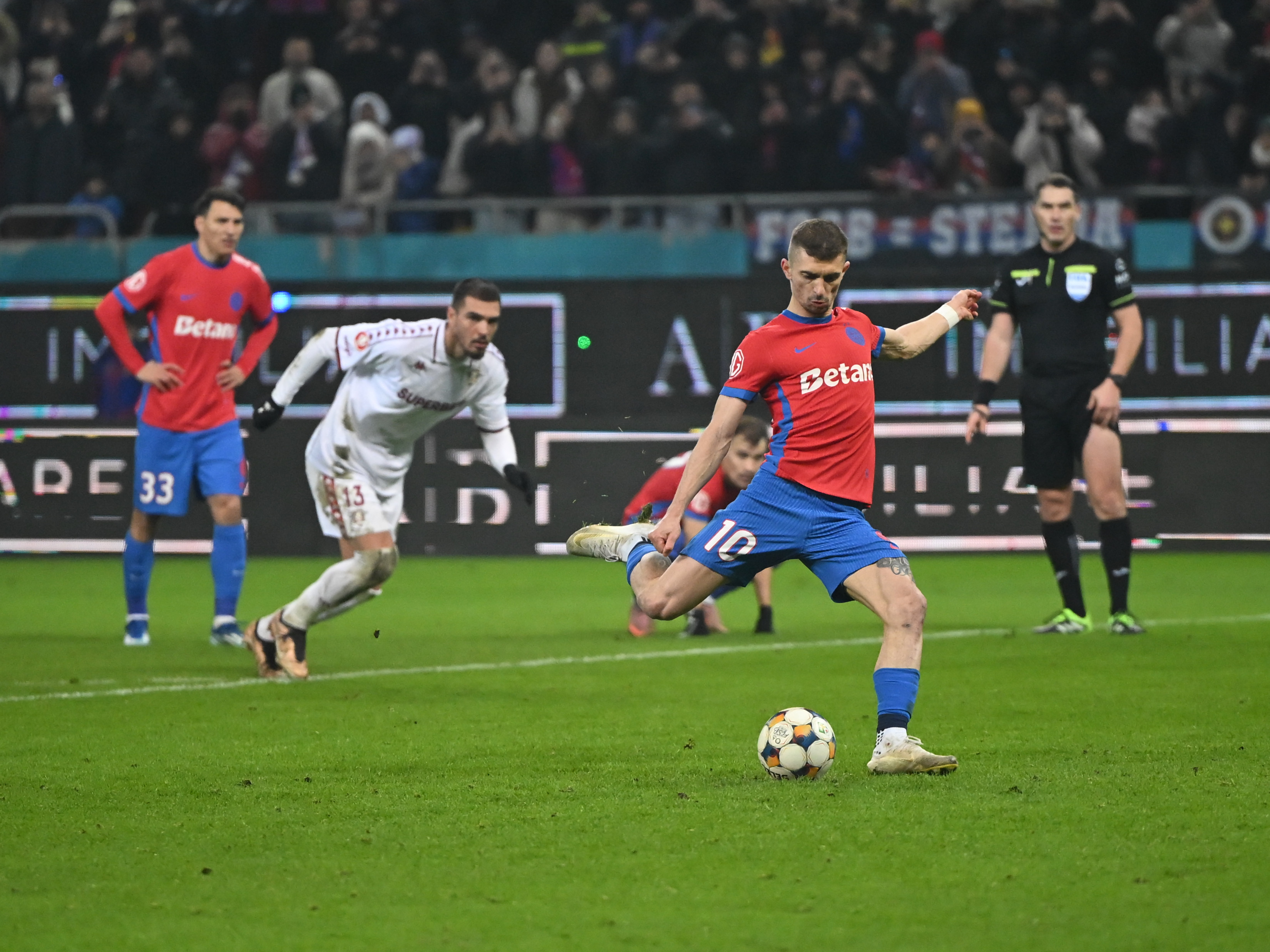 FCSB - Rapid 2-1 sau cum r&acirc;de Florin Tănase: postarea campioanei vs postarea liderului la finalul derby-ului!