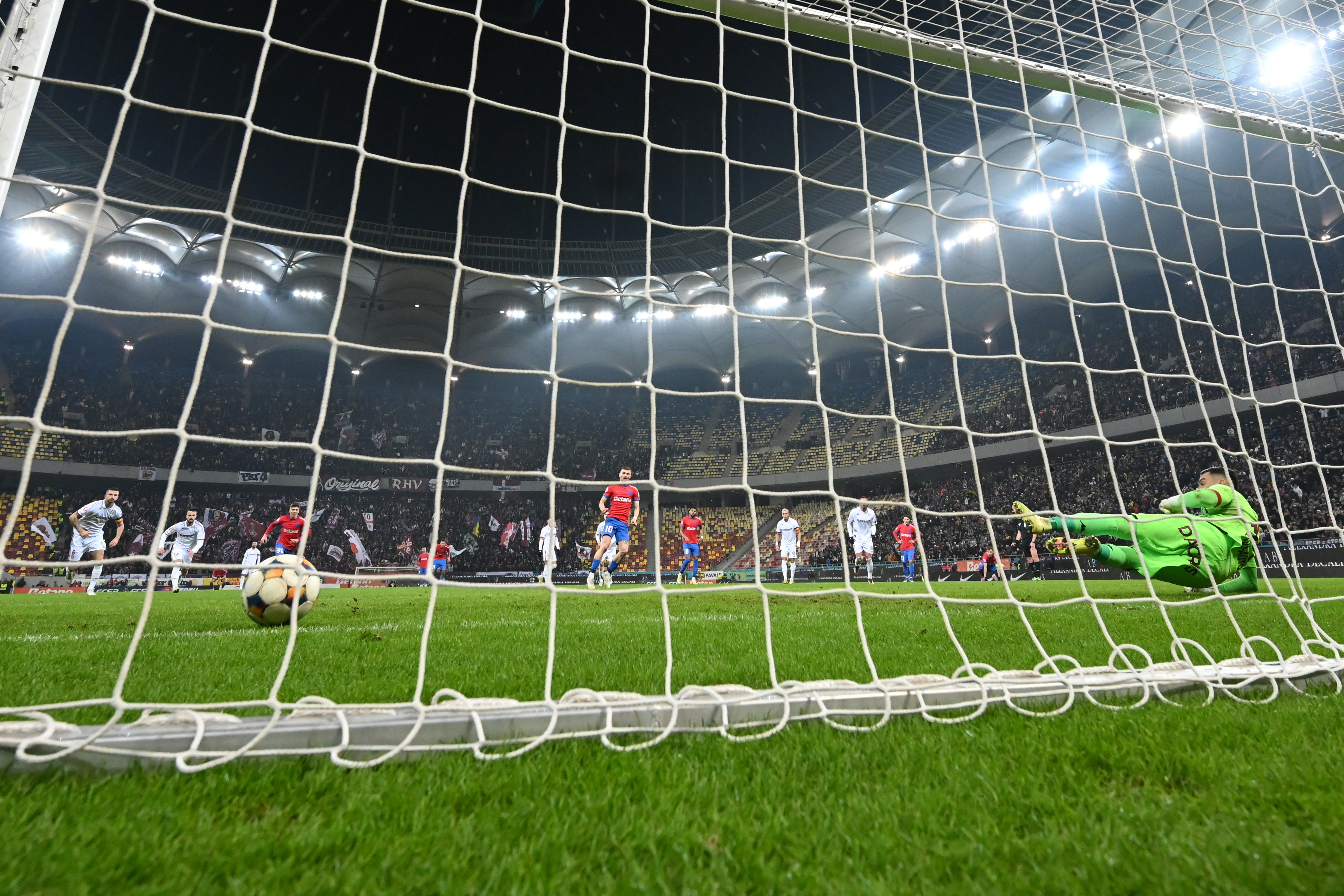 Costel G&acirc;lcă și conducerea Rapidului, acord &icirc;n cazul a doi fotbaliști! Mutările pregătite &icirc;n Giulești