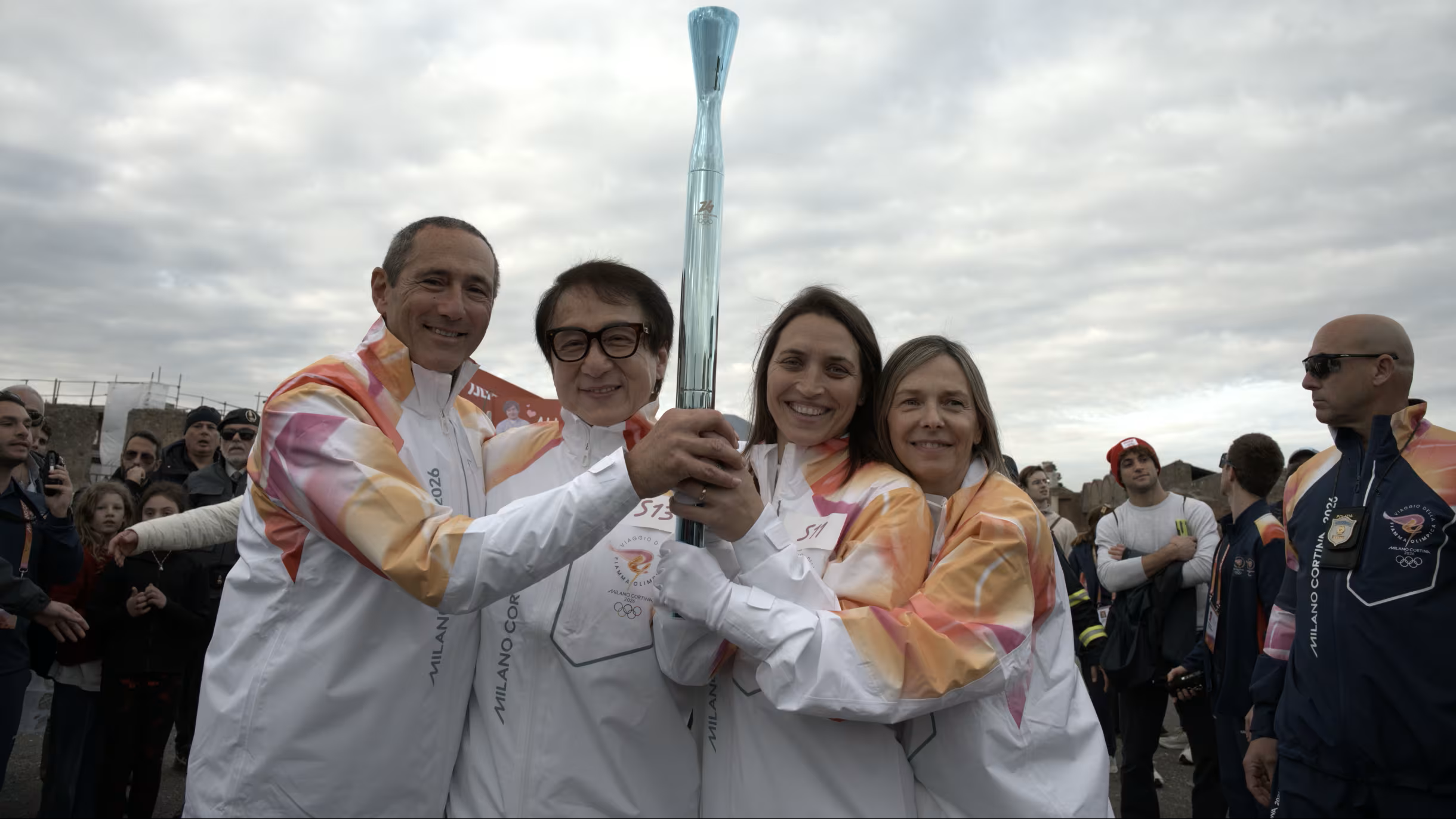 Jackie Chan a făcut spectacol la Pompei! Reacția actorului după ce a dus torța olimpică printre ruine