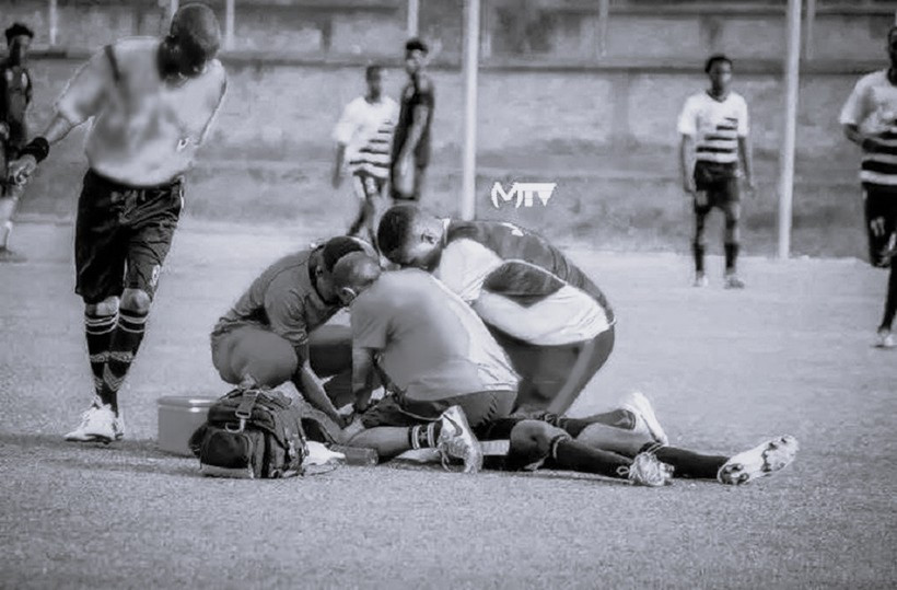 Tragedie! A murit pe teren, chiar &icirc;n timpul meciului