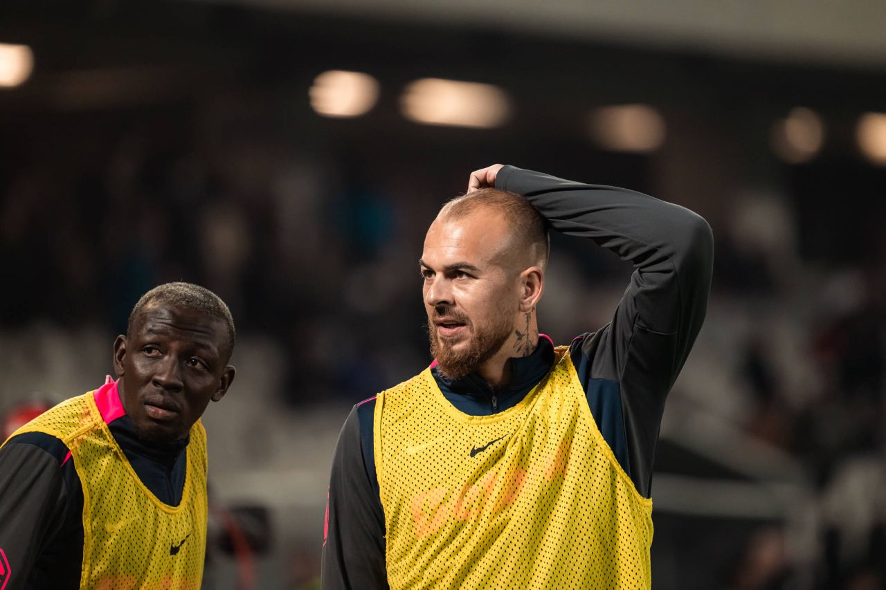 Denis Alibec în tricoul FCSB pe teren, în timpul unui meci, ilustrând conflictul și posibilul transfer la FC Botoșani. | sursa foto: Sport.ro Denis Alibec în tricoul FCSB pe teren, în timpul unui meci, ilustrând conflictul și posibilul transfer la FC Botoșani. | sursa foto: Sport.ro