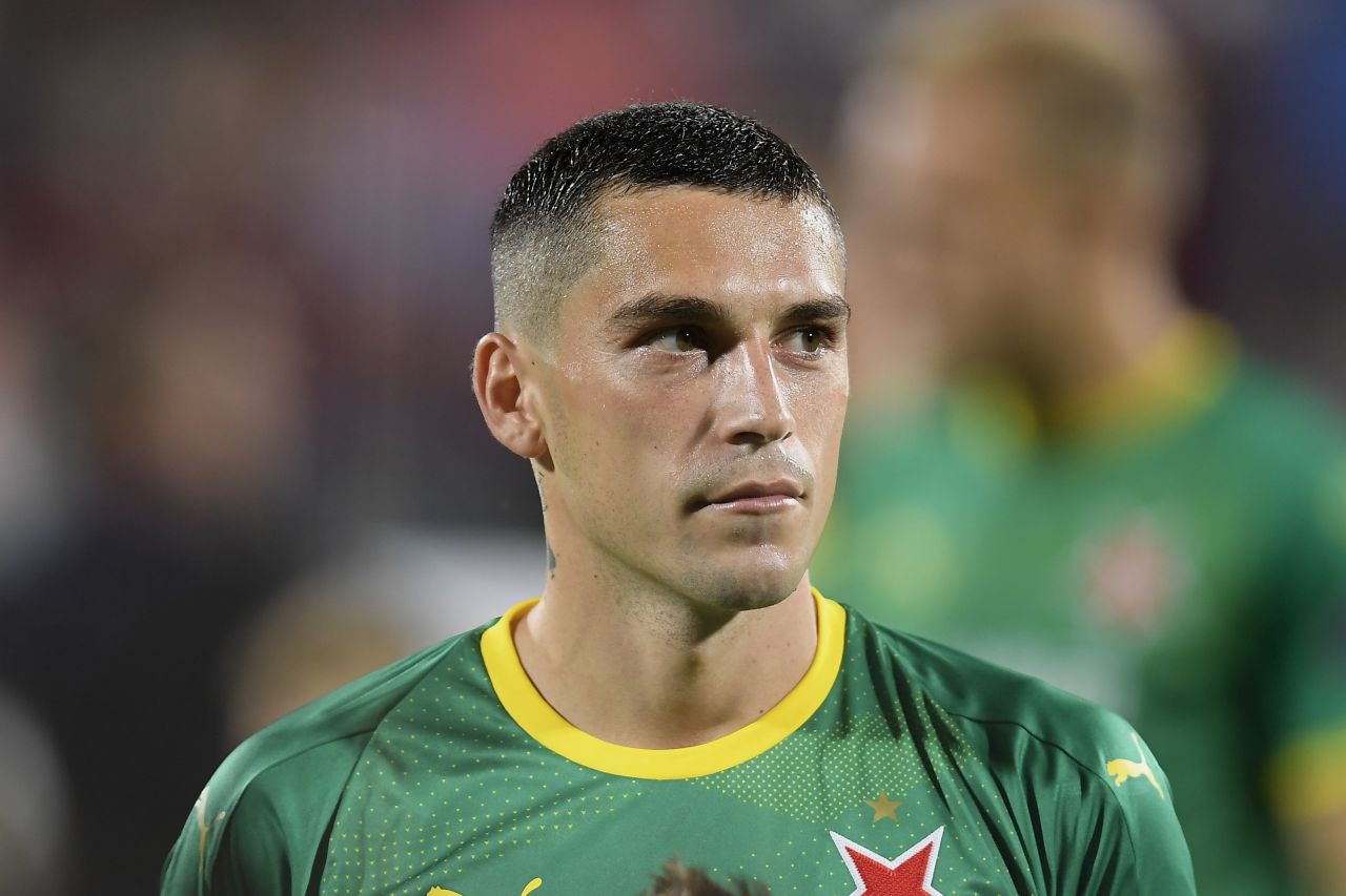 Nicolae Stanciu în tricoul Genoa pe teren, simbolizând Genoa reziliere contract și negocieri salariu Dalian Yingbo pentru transferul său. | sursa foto: Sport.ro Nicolae Stanciu în tricoul Genoa pe teren, simbolizând Genoa reziliere contract și negocieri salariu Dalian Yingbo pentru transferul său. | sursa foto: Sport.ro