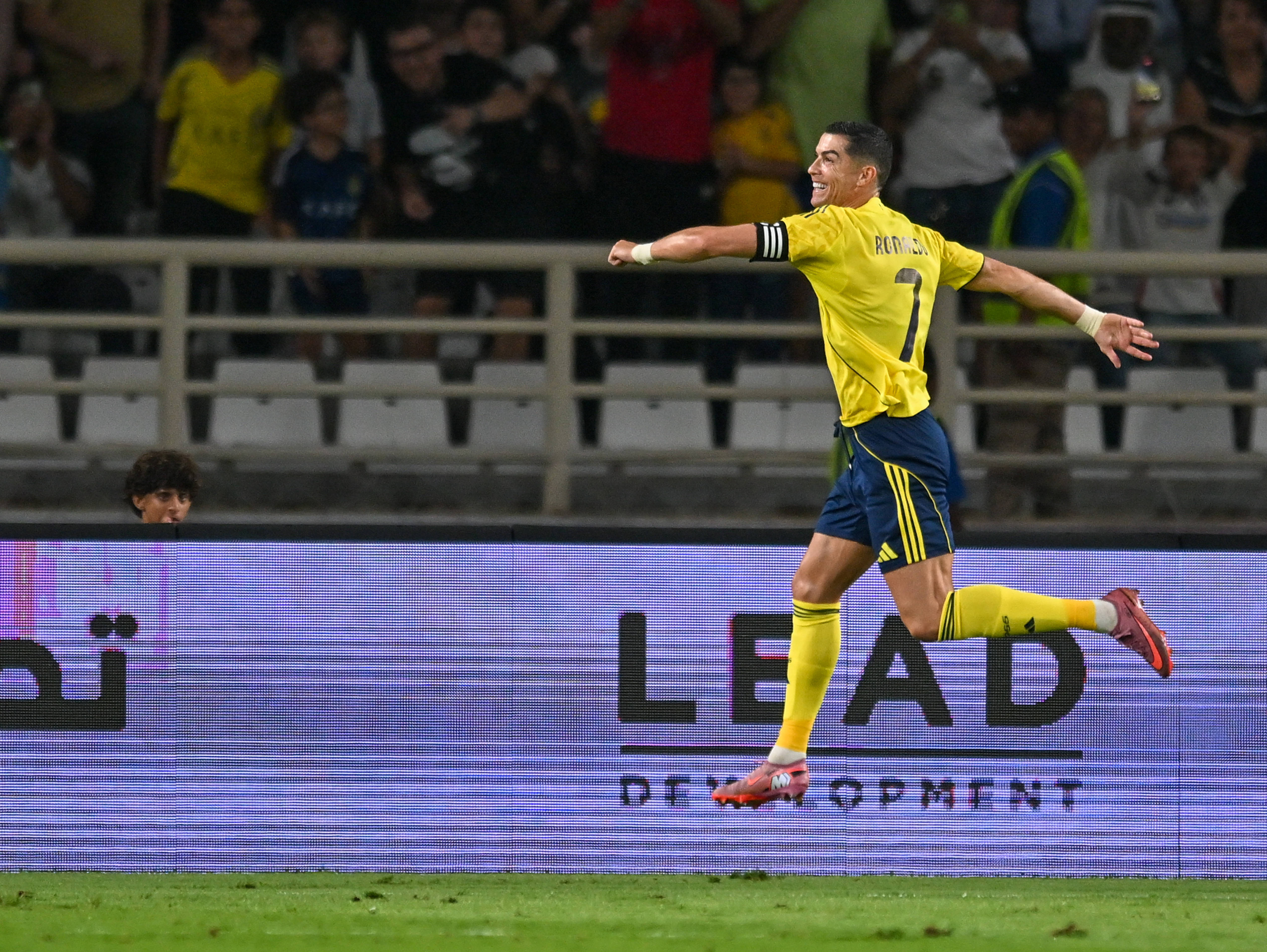 Spectacol marca CR7! Cristiano Ronaldo, gol ireal cu călc&acirc;iul. Cifre uluitoare la 40 de ani