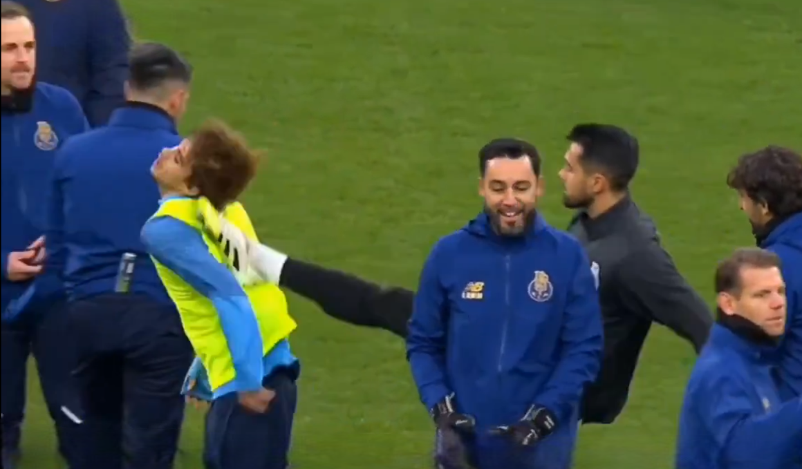 Moment șocant! Starul și-a lovit coechipierul &icirc;n fața fanilor! Suporterii au cerut să &icirc;i fie reziliat contractul