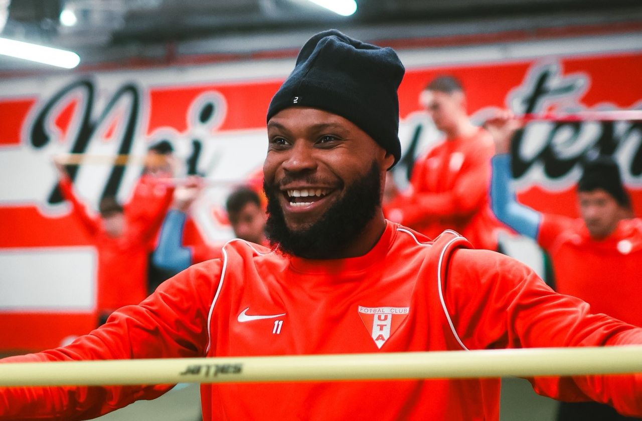 Jucători din lotul fotbal UTA Arad antrenându-se pe teren în pregătirea meciurilor amicale sub conducerea lui Adrian Mihalcea | sursa foto: Sport.ro Jucători din lotul fotbal UTA Arad antrenându-se pe teren în pregătirea meciurilor amicale sub conducerea lui Adrian Mihalcea | sursa foto: Sport.ro