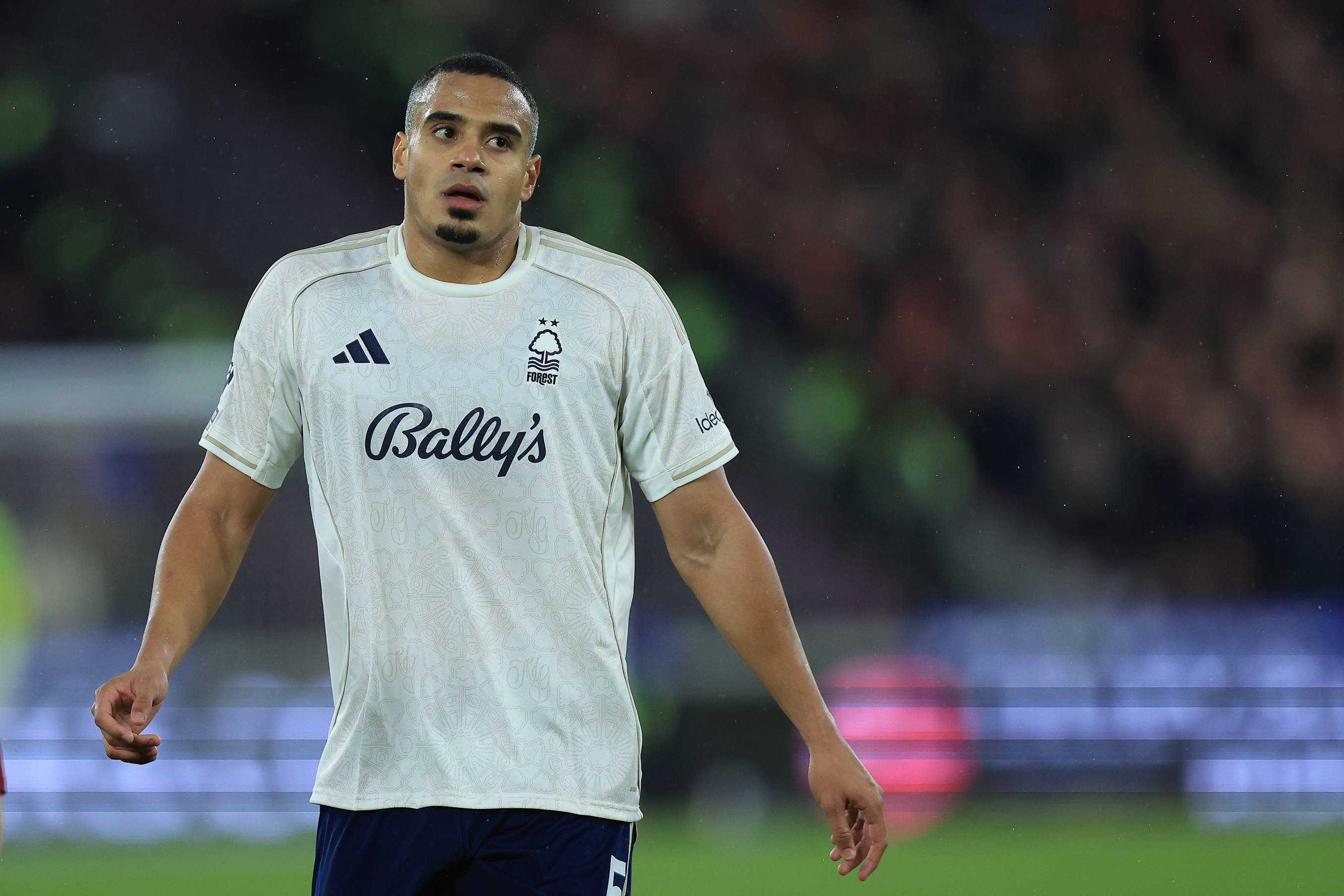 Ce-a fost &icirc;n capul lui? Cum și-a dat autogol brazilianul Murillo &icirc;n West Ham - Nottingham Forest din Premier League