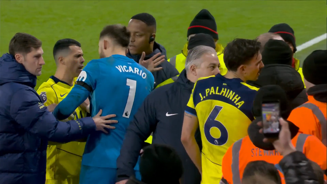 Scandal mare la Tottenham după dezastrul cu Bournemouth! Fundașul central a intrat &icirc;n conflict cu fanii