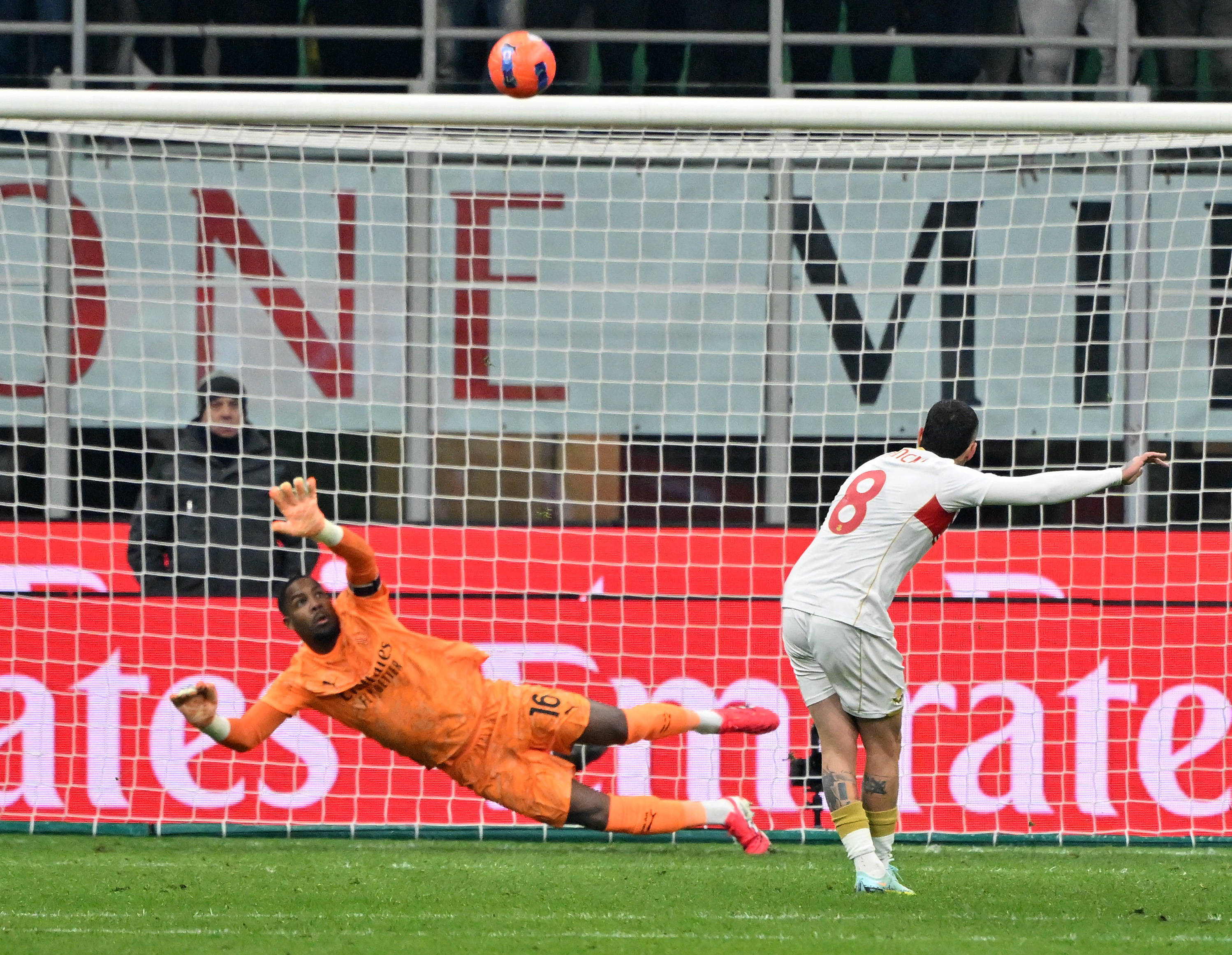 Glume și reacții dure după penalty-ul ratat de Nicolae Stanciu &icirc;n Milan - Genoa! &rdquo;Non tornare a Genova&rdquo;