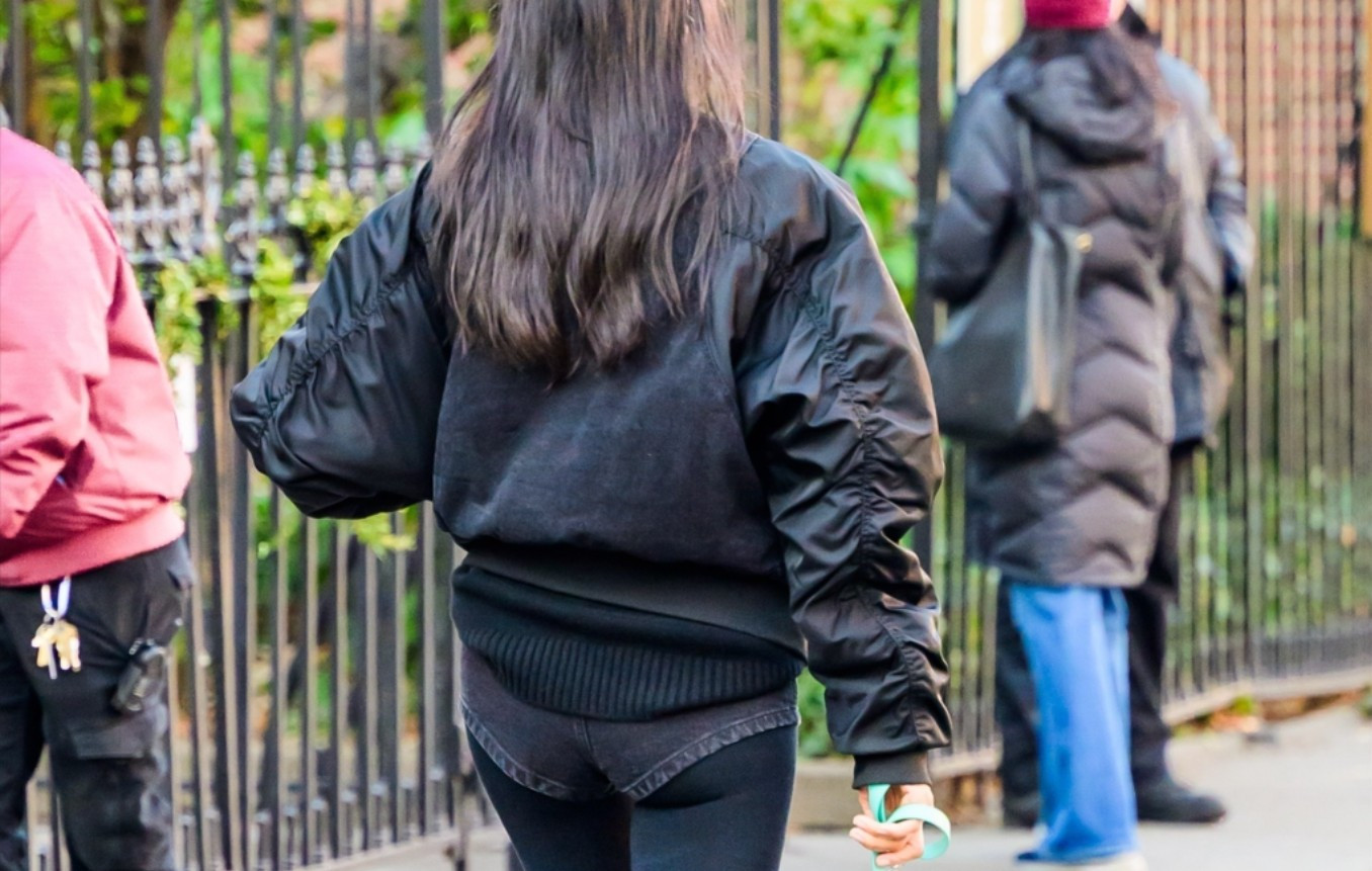 Toți au &icirc;ntors capul pe stradă! Cine este vedeta care a ieșit AȘA din casă pentru o simplă plimbare cu c&acirc;inele