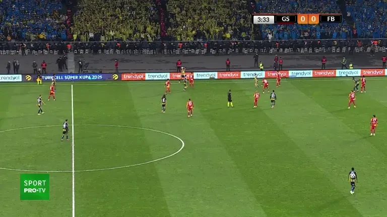 Galatasaray - Fenerbahce | Min. 4: Jucătorii lui Fenerbahce cer penalty, după ce Lemina deviază cu mâna o minge respinsă. Mingea sare la Musaba, dar Guvenc respinge în corner