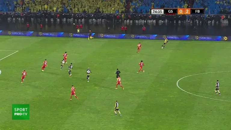 Galatasaray - Fenerbahce | Min. 75: Ocazie Fenerbahce! Talisca scapă singur spre poartă, dar șutează &icirc;n blocajul lui Guvenc, mingea sare spre poarta goală, dar un fundaș al lui Galatasaray respinge