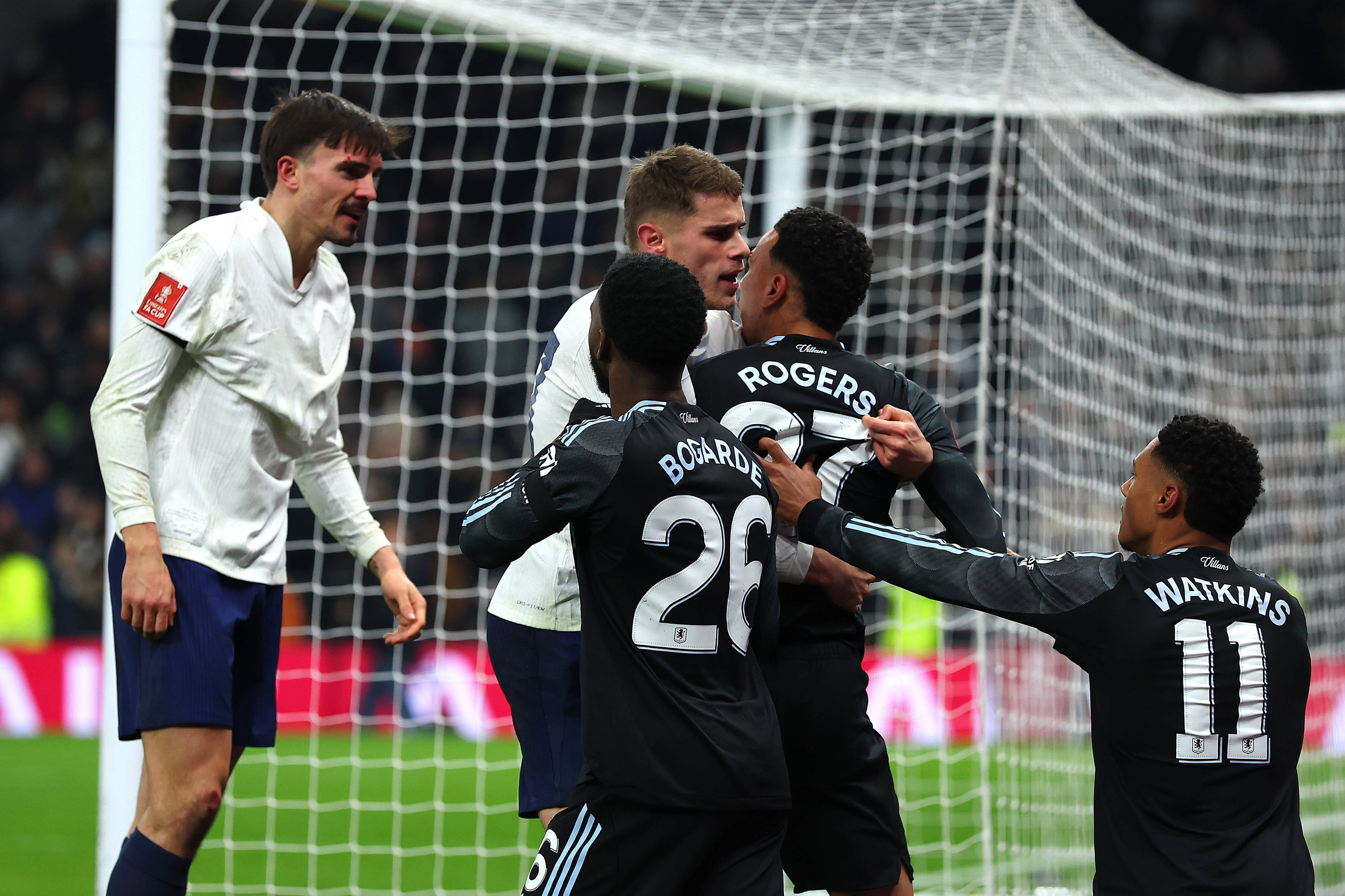 Verdictul BBC după bătaia din Tottenham &ndash; Aston Villa la care a luat parte și Drăgușin: &rdquo;Haos&rdquo;