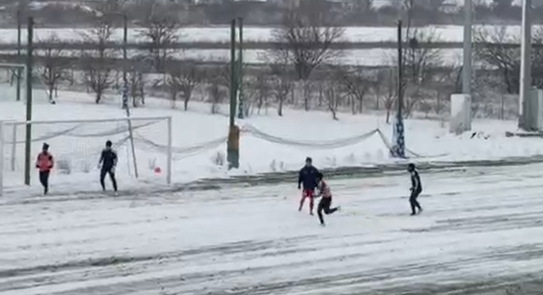 Cum arăta terenul &icirc;naintea amicalului FC Botoșani - Farul! Ninsoare le-a dat de furcă organizatorilor