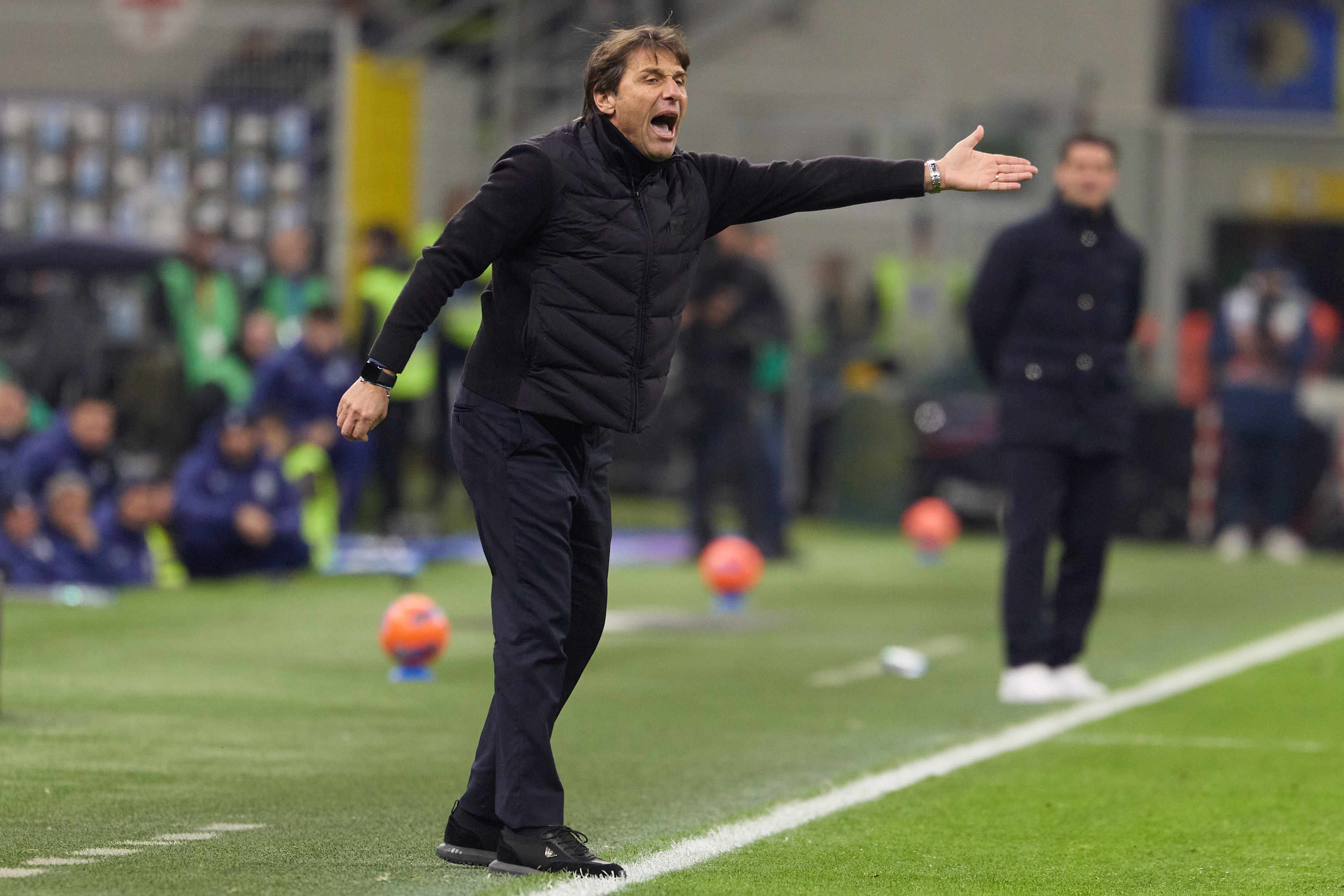 Antonio Conte, eliminat sub ochii lui Cristi Chivu &icirc;n Inter Milano - Napoli. Antrenorul a protestat din cauza deciziei VAR