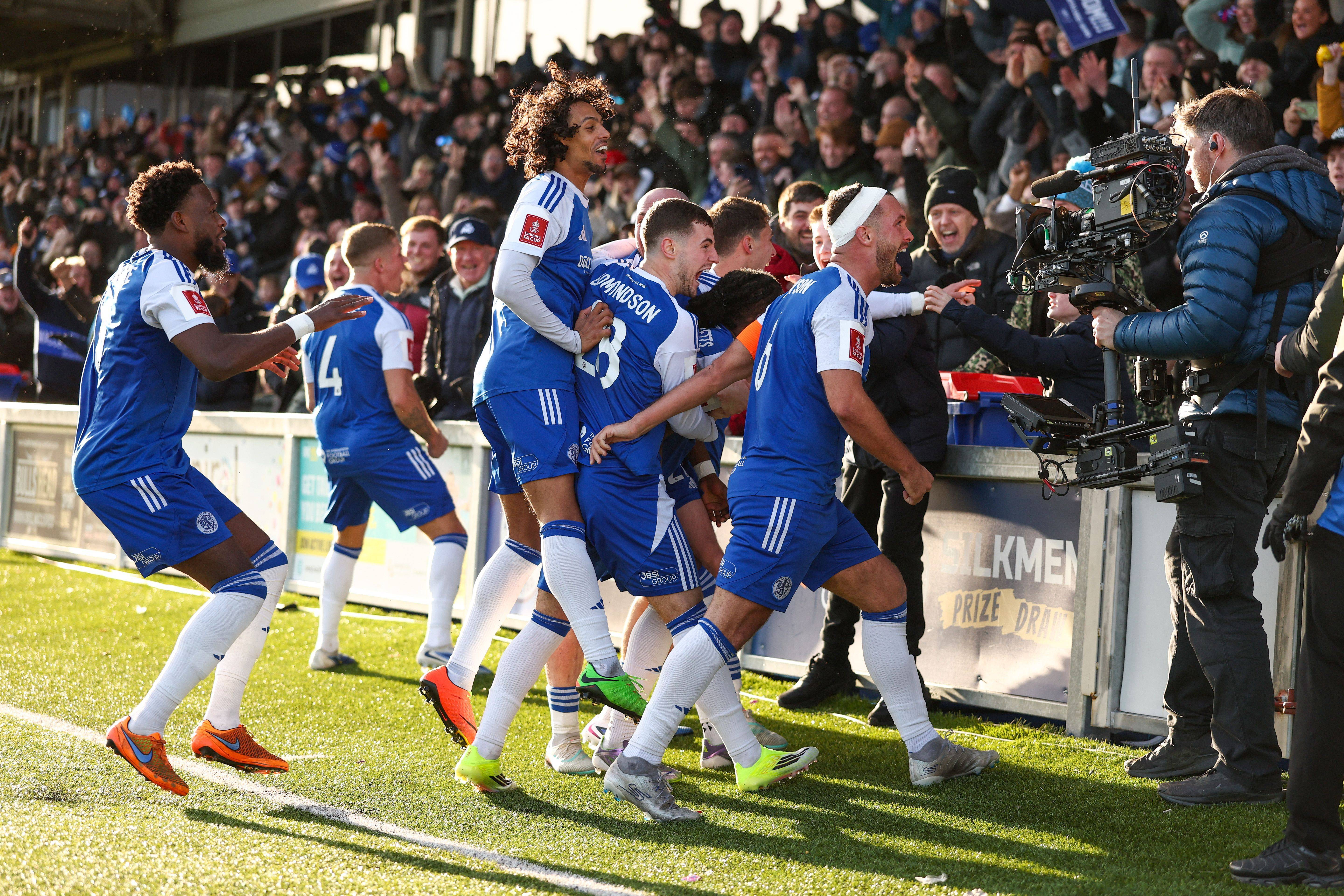 Ce nebunie! Imagini spectaculoase după ce echipa din Liga 6 a produs un șoc de proporții &icirc;n Cupa Angliei