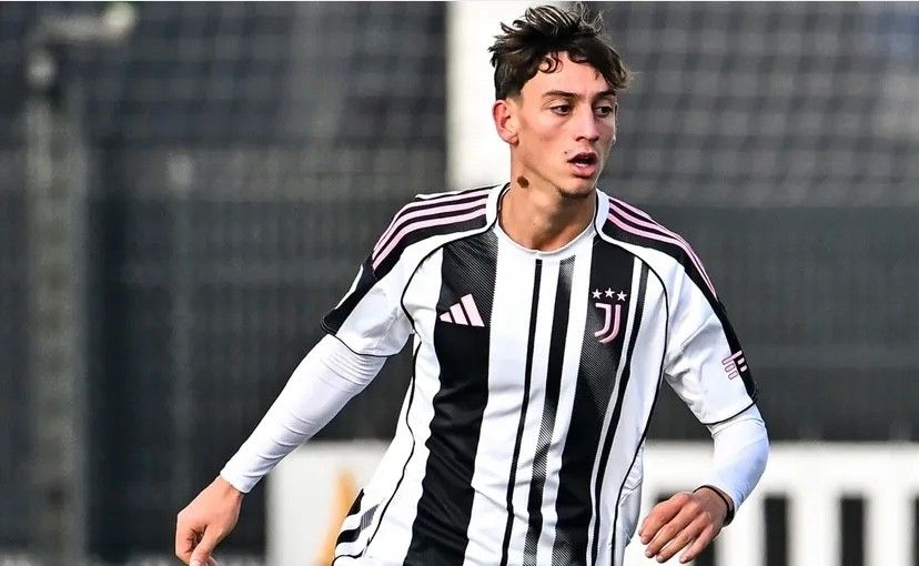 Fabio Bădărău în tricoul Juventus Torino, pe teren, pregătit pentru împrumutul la Sampdoria în sezonul 2025/2026 | sursa foto: Sport.ro Fabio Bădărău în tricoul Juventus Torino, pe teren, pregătit pentru împrumutul la Sampdoria în sezonul 2025/2026 | sursa foto: Sport.ro
