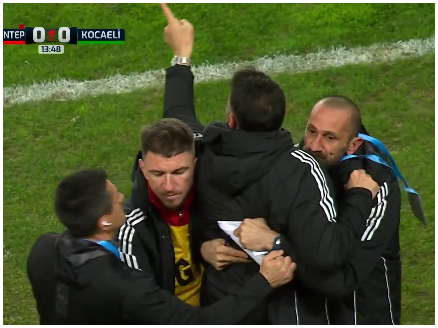 Imagini șocante! Burak Yilmaz, la un pas de bătaie cu arbitrul. Maxim și Sorescu l-au ținut cu greu