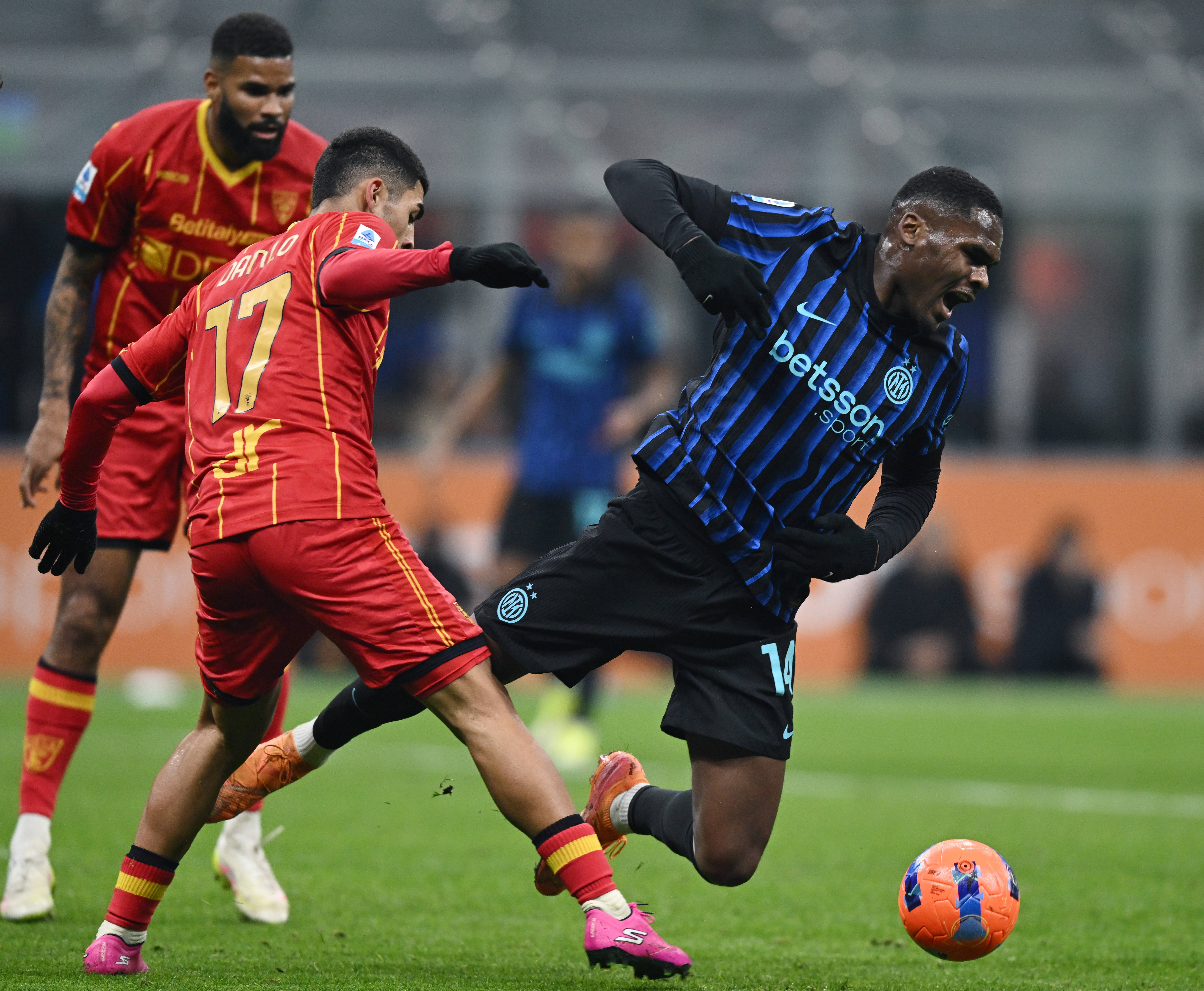 Penalty anulat pentru Inter Milano! Întreg stadionul a început să huiduie