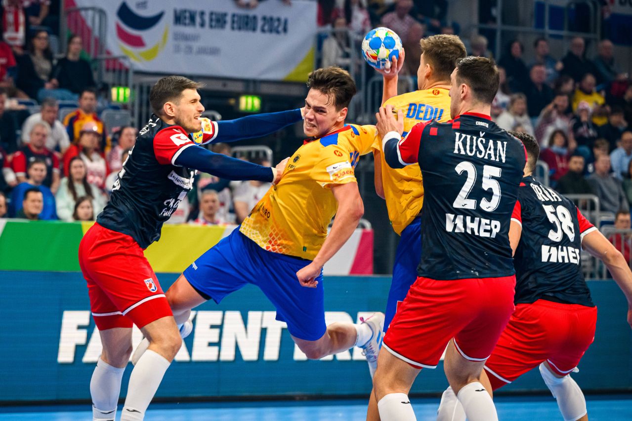 Jucători români și portughezi în acțiune intensă în meci România Portugalia, cu cote pariuri pentru victorie România handbal evidențiate. | sursa foto: Sport.ro Jucători români și portughezi în acțiune intensă în meci România Portugalia, cu cote pariuri pentru victorie România handbal evidențiate. | sursa foto: Sport.ro