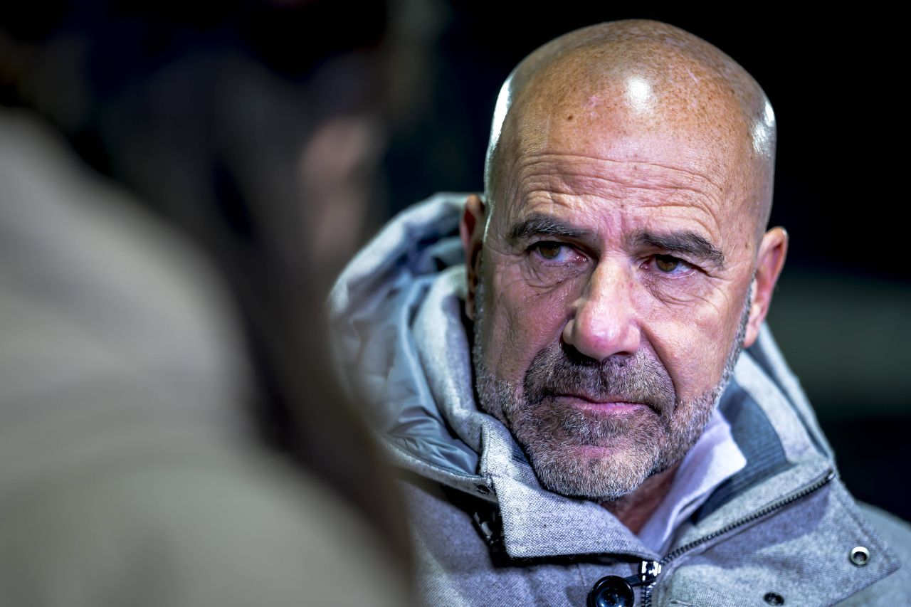 Dennis Man în tricoul PSV, ținându-se de coapsă după accidentare, în timpul meciului din Cupa Olandei, cu antrenorul Peter Bosz în fundal. | sursa foto: Sport.ro Dennis Man în tricoul PSV, ținându-se de coapsă după accidentare, în timpul meciului din Cupa Olandei, cu antrenorul Peter Bosz în fundal. | sursa foto: Sport.ro