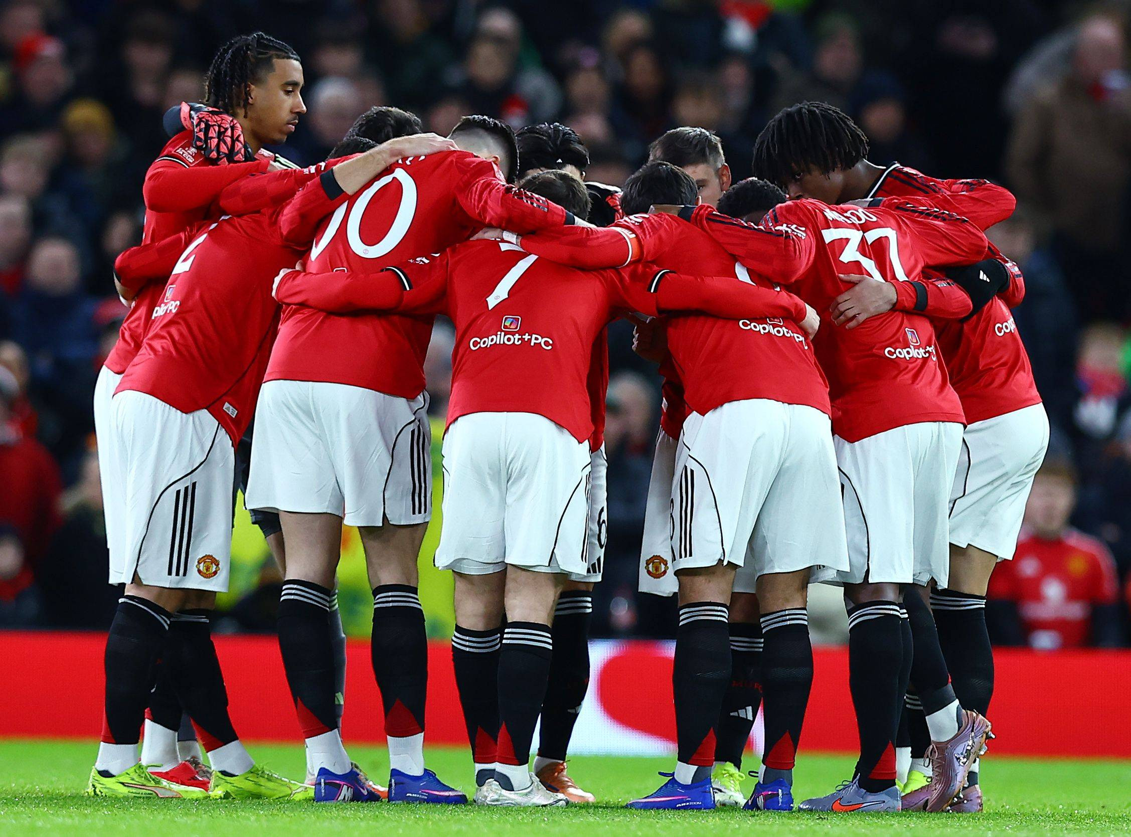 Manchester United - Manchester City, LIVE pe VOYO de la 14:30 | Debut în derby-ul cu Guardiola pentru Michael Carrick