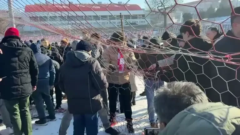 Începe demolarea Stadionului Dinamo. Suporterii au tăiat plasele porților