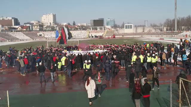 A început oficial demolarea Stadionului Dinamo! Suporterii au tăiat plasa și au luat scaune din "Groapă"
