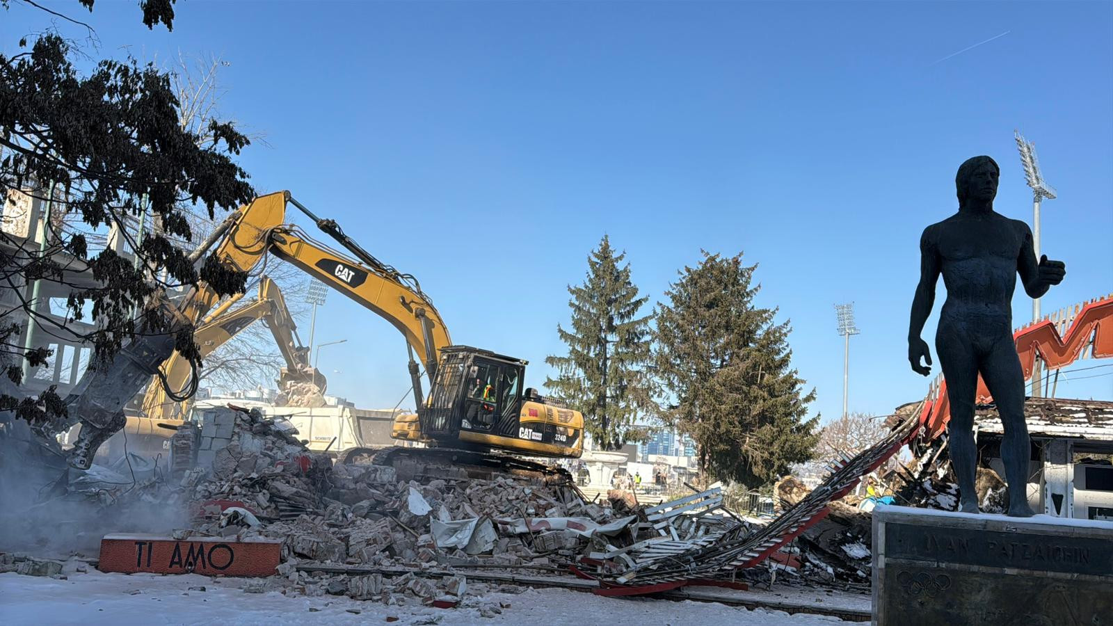 A început oficial demolarea Stadionului Dinamo! Suporterii au tăiat plasa și au luat scaune din "Groapă"