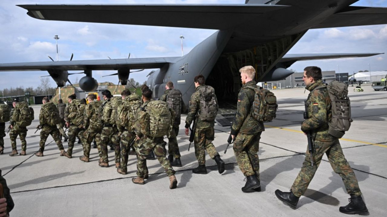 Înrolări pe bandă rulantă în armată într-un puternic stat din Europa. Numărul soldaţilor a crescut la cel mai înalt nivel