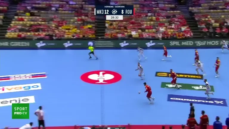 România - Macedonia de Nord 9-12. Cumpănici lansează un contraatac frumos, pasează în lateral pentru Nistor, care îl învinge pe portarul advers.