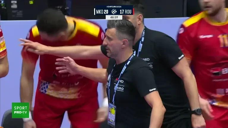 România - Macedonia de Nord 18-20. Buzle înscrie din fața porții și reduce din diferență.